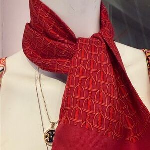 Gucci horsebit silk twill scarf ascot  luxurious and new with out tags very chic